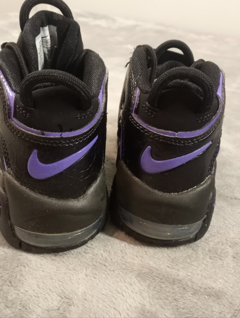 Nike Air kids More Uptempo sneakers in black with purple accents, size US 11C - Picture 2 of 9